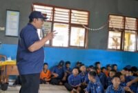 Ketua IWO Lampung Timur Andono, saat memberikan materi tentang pencegahan hoaks dihadapan siswa-siswi SMP Negeri 2 Labuhan Ratu./Hadi Jakariya