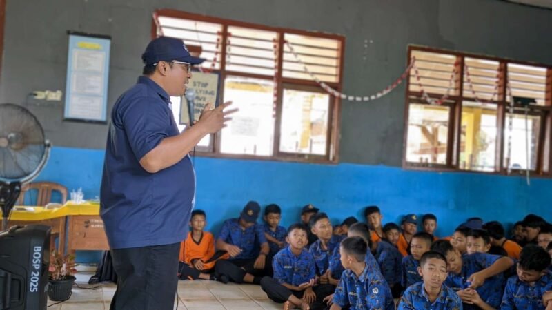 Ketua IWO Lampung Timur Andono, saat memberikan materi tentang pencegahan hoaks dihadapan siswa-siswi SMP Negeri 2 Labuhan Ratu./Hadi Jakariya