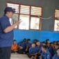 Ketua IWO Lampung Timur Andono, saat memberikan materi tentang pencegahan hoaks dihadapan siswa-siswi SMP Negeri 2 Labuhan Ratu./Hadi Jakariya
