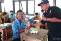 Ketua IWO Lampung Timur Andono, saat memberikan bingkisan ke Siswa SMK Negeri 1 Labuhan Maringgai./Ist