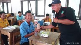 Ketua IWO Lampung Timur Andono, saat memberikan bingkisan ke Siswa SMK Negeri 1 Labuhan Maringgai./Ist