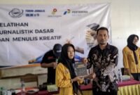 Siswa-siswi SMK Negeri 1 Labuhan Maringgai, menerima bingkisan dari ketua panitia kegiatan menulis kreatif, Muklasin, Kamis (13/10/2025).
