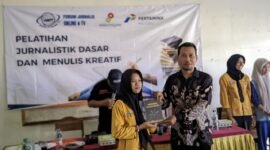 Siswa-siswi SMK Negeri 1 Labuhan Maringgai, menerima bingkisan dari ketua panitia kegiatan menulis kreatif, Muklasin, Kamis (13/10/2025).