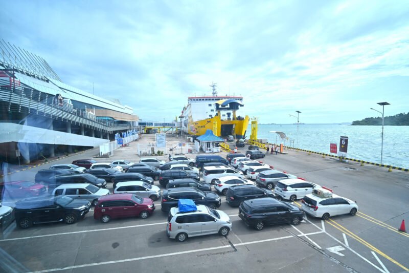 ASDP mencatat 183.581 penumpang menyeberang dari Jawa ke Sumatera sejak H-10 hingga H-5 Nataru, dengan total kendaraan tumbuh 5,2 persen./ASDP