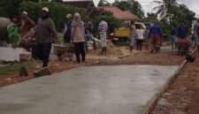 Suasana saat warga Bandar Agung, gotong royong bangun jalan dari hasil swadaya. Minggu (14/12/2025)./Man/An