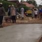 Suasana saat warga Bandar Agung, gotong royong bangun jalan dari hasil swadaya. Minggu (14/12/2025)./Man/An