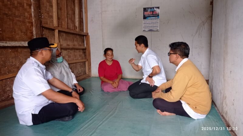 Camat Labuhan Maringgai Setiyo Cipto bersama tim tenaga kesehatan UPTD Puskesmas Labuhan Maringgai melakukan kunjungan dan pendampingan langsung ke rumah pasien remaja dengan gangguan kesehatan jiwa di Kecamatan Labuhan Maringgai, Lampung Timur, Rabu (31/12/2025)./M.Afandi