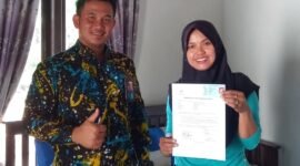 Pendamping PKH menerima surat graduasi dari KPM PKH./freentalk.com