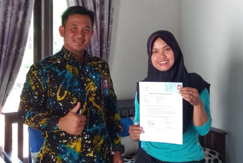 Pendamping PKH menerima surat graduasi dari KPM PKH./freentalk.com