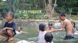 Anak-anak asyik berenang di kolam sungai Way Panda, Selasa (30/12/2025)./Hadi Jakariya