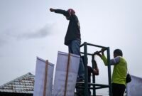 Masyarakat penyangga hutan dari beberapa desa di Kecamatan Labuhan Ratu, dan Kecamatan Way Jepara, Kabupaten Lampung Timur, saat menggelar aksi di depan kantor Taman Nasional Way Kambas (TNWK), Selasa (13/1/2026)./Hadi Jakariya