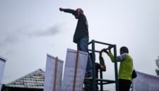 Masyarakat penyangga hutan dari beberapa desa di Kecamatan Labuhan Ratu, dan Kecamatan Way Jepara, Kabupaten Lampung Timur, saat menggelar aksi di depan kantor Taman Nasional Way Kambas (TNWK), Selasa (13/1/2026)./Hadi Jakariya