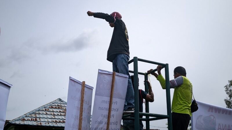 Masyarakat penyangga hutan dari beberapa desa di Kecamatan Labuhan Ratu, dan Kecamatan Way Jepara, Kabupaten Lampung Timur, saat menggelar aksi di depan kantor Taman Nasional Way Kambas (TNWK), Selasa (13/1/2026)./Hadi Jakariya