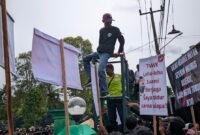 Ribuan warga desa penyangga hutan dari Kecamatan Way Jepara dan Labuhan Ratu menggelar aksi unjuk rasa di depan Balai Taman Nasional Way Kambas (TNWK), Kabupaten Lampung Timur, Selasa (13/1/2026)./Hadi Jakariya