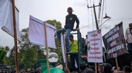 Ribuan warga desa penyangga hutan dari Kecamatan Way Jepara dan Labuhan Ratu menggelar aksi unjuk rasa di depan Balai Taman Nasional Way Kambas (TNWK), Kabupaten Lampung Timur, Selasa (13/1/2026)./Hadi Jakariya