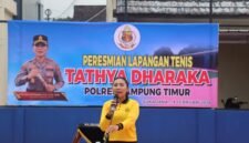 Kapolres Lampung Timur AKBP Heti Patmawati, saat  memberi sambutan dalam peresmian lapangan tenis di lingkungan Mapolres, Sabtu (14/2/2026)./Ist