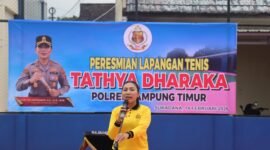 Kapolres Lampung Timur AKBP Heti Patmawati, saat  memberi sambutan dalam peresmian lapangan tenis di lingkungan Mapolres, Sabtu (14/2/2026)./Ist