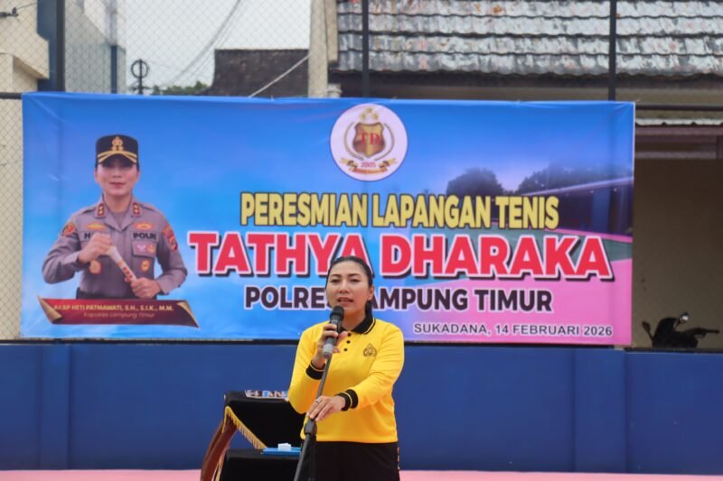Kapolres Lampung Timur AKBP Heti Patmawati, saat  memberi sambutan dalam peresmian lapangan tenis di lingkungan Mapolres, Sabtu (14/2/2026)./Ist