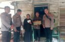 Anggota Polsek Labuhan Maringgai, saat meninjau lokasi bedah rumah./Ist