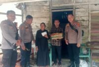 Anggota Polsek Labuhan Maringgai, saat meninjau lokasi bedah rumah./Ist