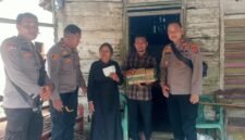 Anggota Polsek Labuhan Maringgai, saat meninjau lokasi bedah rumah./Ist