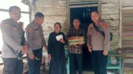 Anggota Polsek Labuhan Maringgai, saat meninjau lokasi bedah rumah./Ist