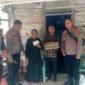 Anggota Polsek Labuhan Maringgai, saat meninjau lokasi bedah rumah./Ist