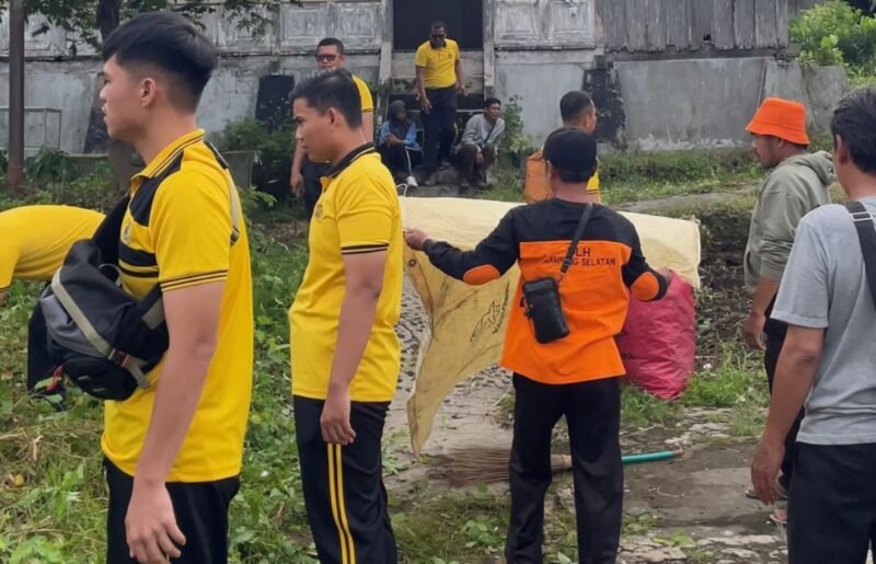 HMI Lampung Selatan, saat aksi bersih-bersih gedung eks Kolonial 1883./Sandi Aprizal