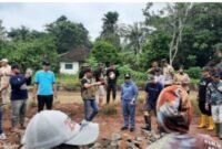 Bupati Ela Siti Nuryamah, saat kunjungan di lapangan bersama Asisten, Kepala Organisasi Perangkat Daerah (OPD), serta jajaran terkait./Ist