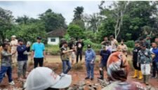 Bupati Ela Siti Nuryamah, saat kunjungan di lapangan bersama Asisten, Kepala Organisasi Perangkat Daerah (OPD), serta jajaran terkait./Ist