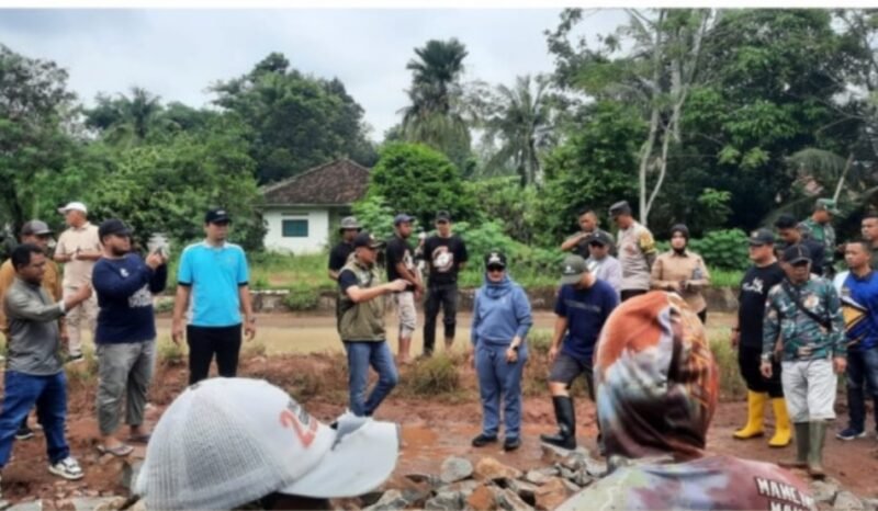 Bupati Ela Siti Nuryamah, saat kunjungan di lapangan bersama Asisten, Kepala Organisasi Perangkat Daerah (OPD), serta jajaran terkait./Ist