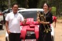 Intan Putri tersenyum haru saat menerima hadiah mobil di kediamannya di Lampung Timur, Kamis (19/3/2026), buah dari kemenangan di panggung KDI 2026./Ist