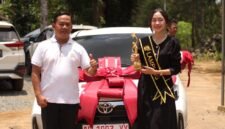 Intan Putri tersenyum haru saat menerima hadiah mobil di kediamannya di Lampung Timur, Kamis (19/3/2026), buah dari kemenangan di panggung KDI 2026./Ist