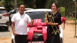 Intan Putri tersenyum haru saat menerima hadiah mobil di kediamannya di Lampung Timur, Kamis (19/3/2026), buah dari kemenangan di panggung KDI 2026./Ist