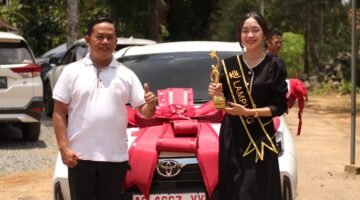 Intan Putri tersenyum haru saat menerima hadiah mobil di kediamannya di Lampung Timur, Kamis (19/3/2026), buah dari kemenangan di panggung KDI 2026./Ist