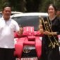 Intan Putri tersenyum haru saat menerima hadiah mobil di kediamannya di Lampung Timur, Kamis (19/3/2026), buah dari kemenangan di panggung KDI 2026./Ist