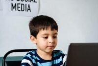 Ilustrasi larangan anak bermain sosial media./Kreasi AI