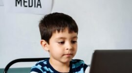 Ilustrasi larangan anak bermain sosial media./Kreasi AI