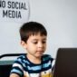 Ilustrasi larangan anak bermain sosial media./Kreasi AI