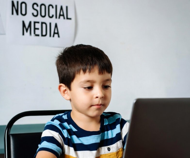 Ilustrasi larangan anak bermain sosial media./Kreasi AI