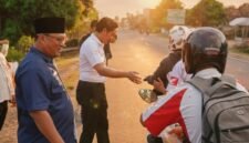Ketua HMNI Lampung Timur Agustinus Trihandoko, dan Ketua IWO Lampung Timur, saat membagikan takjil kepada para pengendara yang melintas./Hadi Jakariya