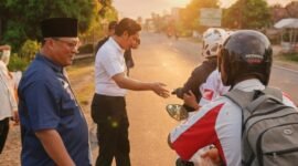 Ketua HMNI Lampung Timur Agustinus Trihandoko, dan Ketua IWO Lampung Timur, saat membagikan takjil kepada para pengendara yang melintas./Hadi Jakariya