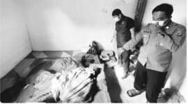 Polisi saat menemukan jasad korban dalam posisi terlentang di atas kasur dengan tubuh berselimut./L86News