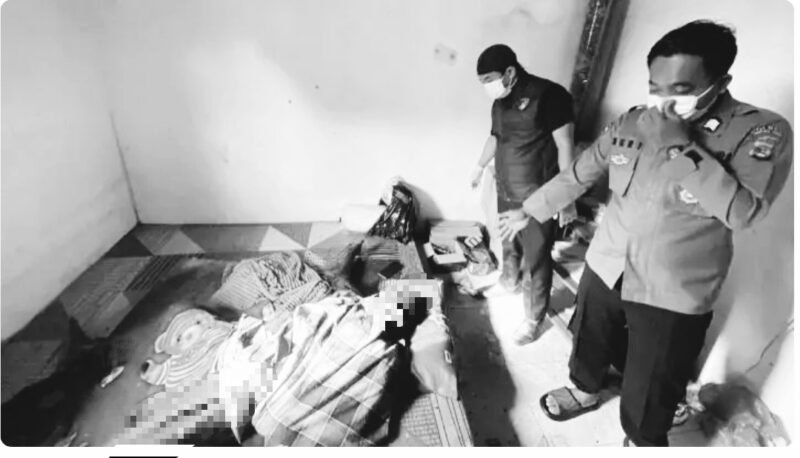 Polisi saat menemukan jasad korban dalam posisi terlentang di atas kasur dengan tubuh berselimut./L86News