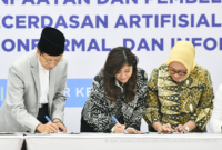 Menteri Komdigi Meutya Hafidz (tengah), saat penandatangan kesepakatan bersama di Kantor Kemenko PMK, Jakarta Pusat, Kamis (12/3/2026), 