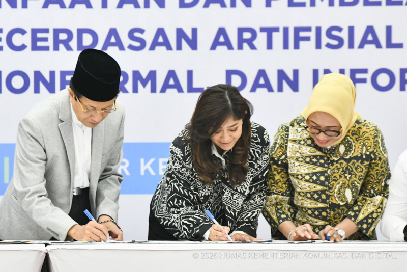 Menteri Komdigi Meutya Hafidz (tengah), saat penandatangan kesepakatan bersama di Kantor Kemenko PMK, Jakarta Pusat, Kamis (12/3/2026), 
