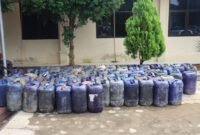 Polisi turut menyita sekitar 2.000 liter solar bersubsidi, ratusan jerigen, satu unit kendaraan roda empat jenis pikap, satu unit sepeda motor, telepon genggam, timbangan, selang, tas selempang, serta uang tunai Rp3,3 juta./Ist