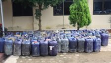 Polisi turut menyita sekitar 2.000 liter solar bersubsidi, ratusan jerigen, satu unit kendaraan roda empat jenis pikap, satu unit sepeda motor, telepon genggam, timbangan, selang, tas selempang, serta uang tunai Rp3,3 juta./Ist