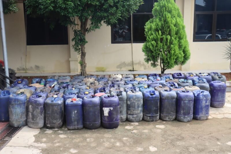 Polisi turut menyita sekitar 2.000 liter solar bersubsidi, ratusan jerigen, satu unit kendaraan roda empat jenis pikap, satu unit sepeda motor, telepon genggam, timbangan, selang, tas selempang, serta uang tunai Rp3,3 juta./Ist