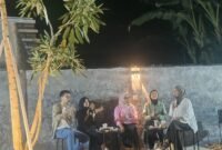 Bupati Lampung Timur Ela Siti Nuryamah (tengah) berdiskusi santai bersama anak muda pecinta lingkungan di salah satu kafe di Desa Labuhanratu Satu, Kecamatan Way Jepara, Selasa (21/4/2026)./Agus Susanto